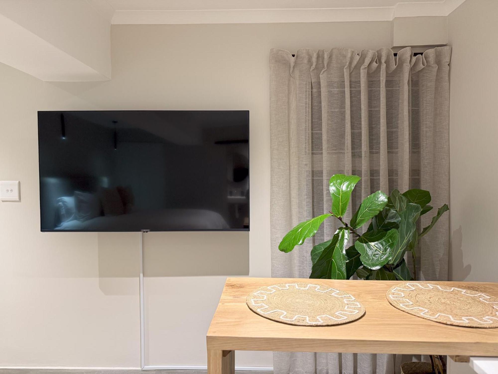 Apartment Lux Stylish Studio, 24hr Security - Mouille Point, Walk To Promenade & 5mins To ! *